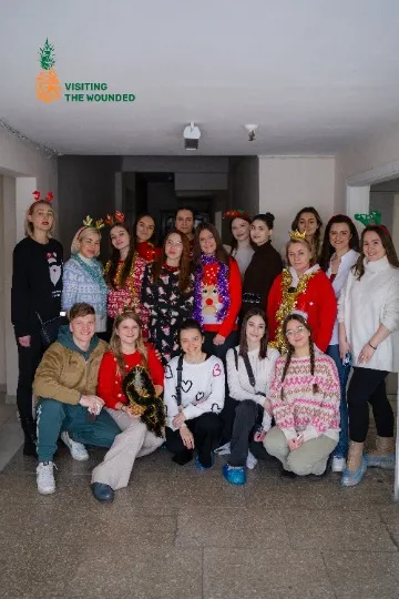 Команда волонтерів, що відвідують поранених військових в шпиталях України