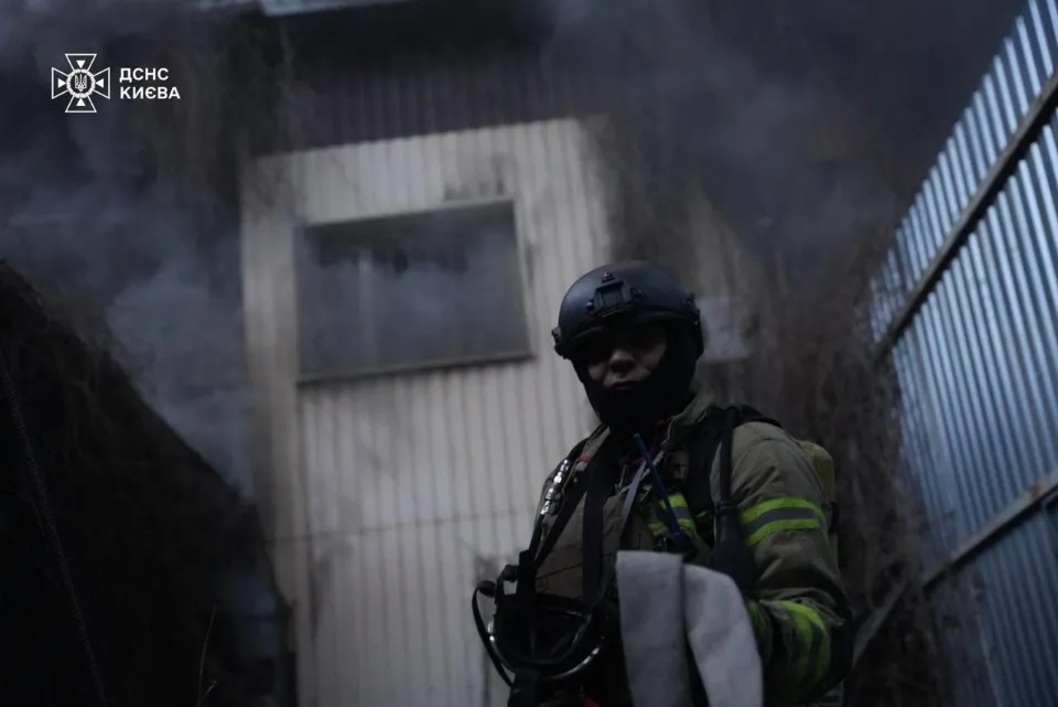 обстріл Києва, пожежа ДСНС рятувальники