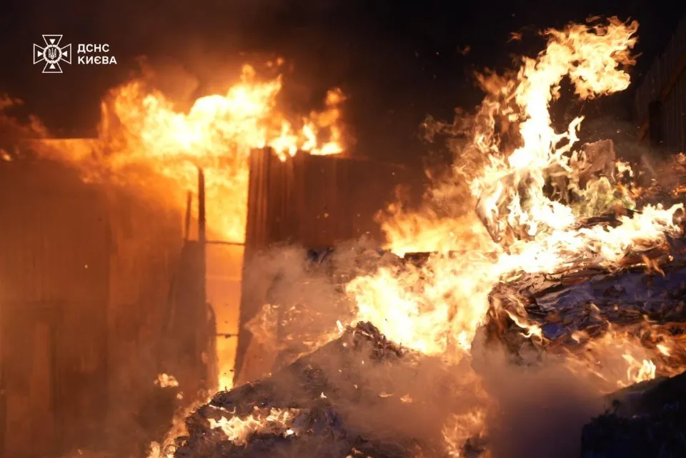 обстріл Києва, пожежа ДСНС рятувальники вогонь
