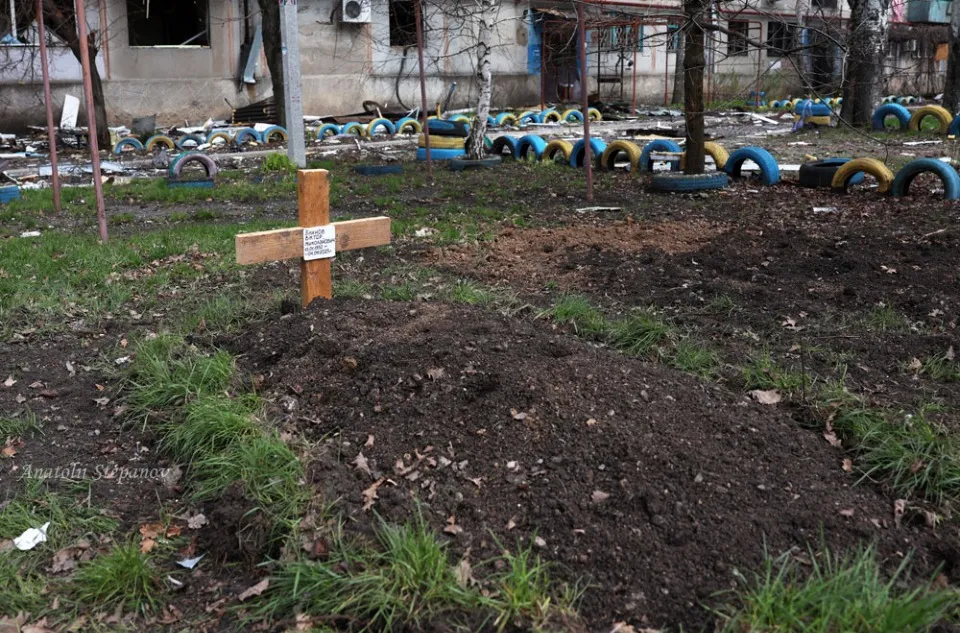 Покровськ війна зруйновані багатоповерхівки будинки могила цивільного