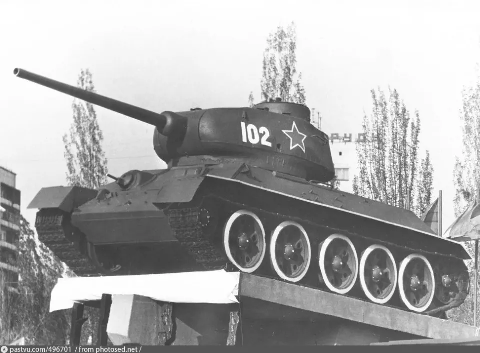 Пам’ятник, який готується до відкриття 7 травня 1985 р. Фото з сайту pastvu.com