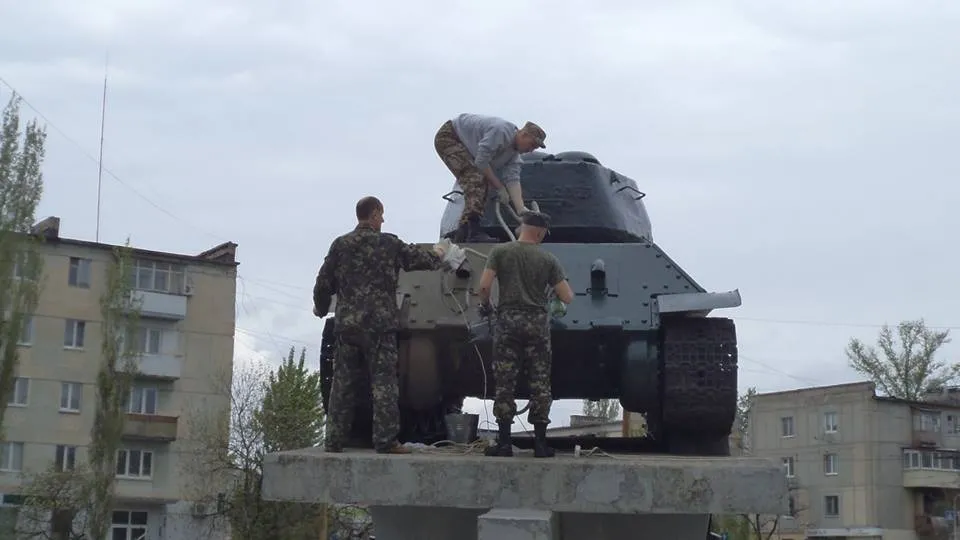 “Вкрали, знищили та облили фарбою”: які міфи про танк в Сіверськодонецьку поширюють росіяни