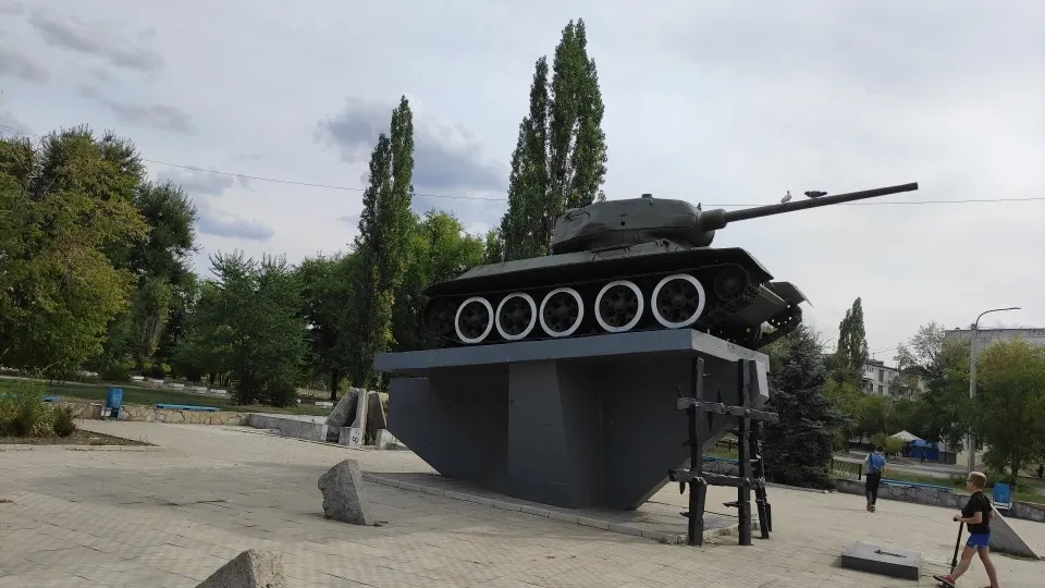 “Вкрали, знищили та облили фарбою”: які міфи про танк в Сіверськодонецьку поширюють росіяни