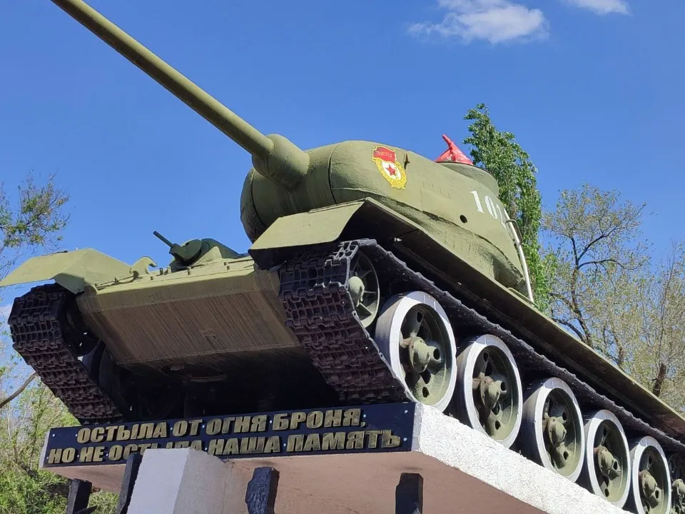 “Вкрали, знищили та облили фарбою”: які міфи про танк в Сіверськодонецьку поширюють росіяни
