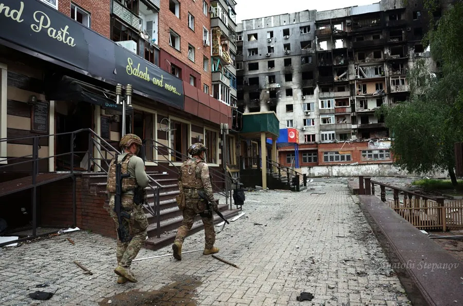 Покровськ війна зруйновані багатоповерхівки будинки зсу військові