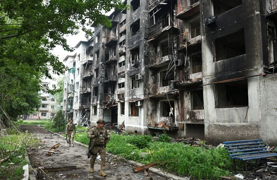 Покровськ війна зруйновані багатоповерхівки будинки зсу військові