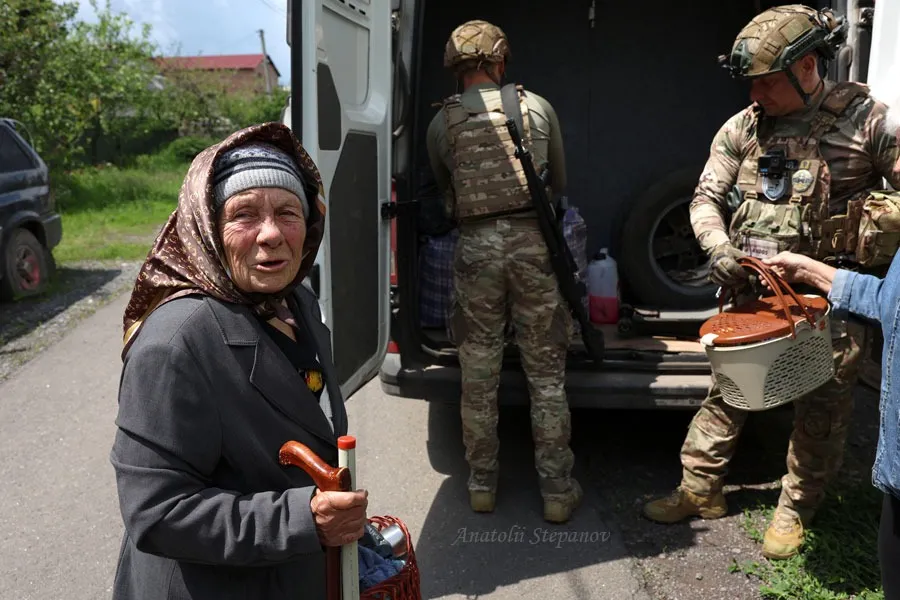 Покровськ війна евакуація виїзд пенсіонерка літня жінка впо переселенці люди