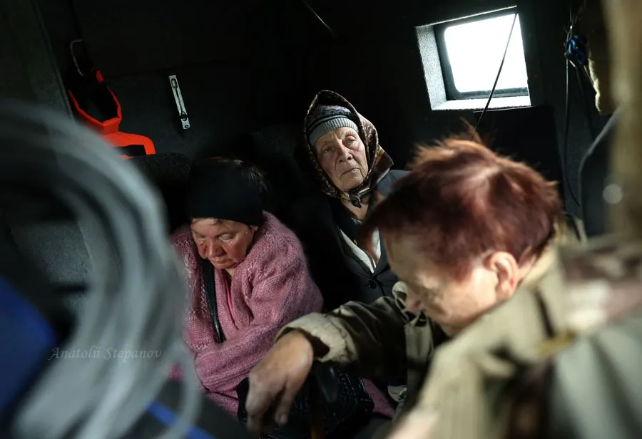 Покровськ війна евакуація виїзд пенсіонерка літня жінка впо переселенці люди