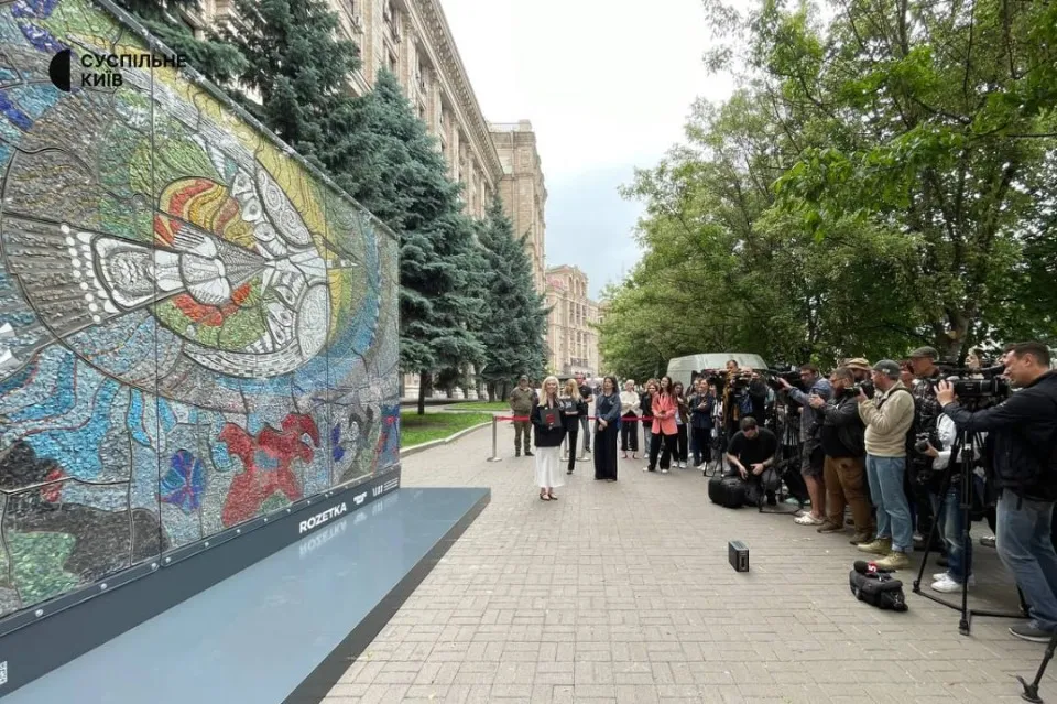 У Києві відтворили мозаїку Алли Горської “Боривітер”, яка була пошкоджена через обстріл РФ у Маріупо