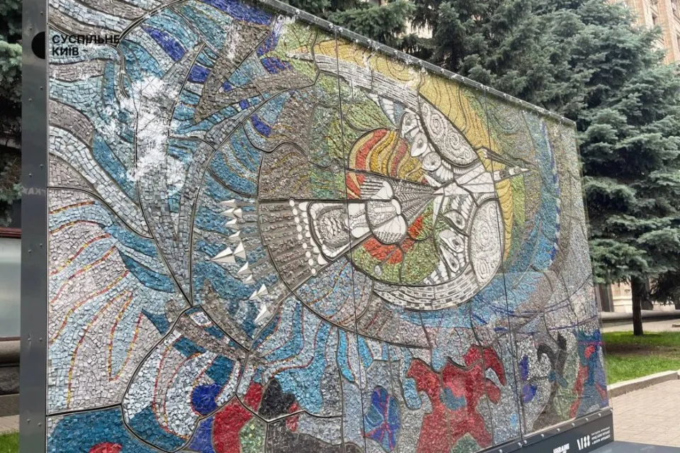 У Києві відтворили мозаїку Алли Горської “Боривітер”, яка була пошкоджена через обстріл РФ у Маріупо