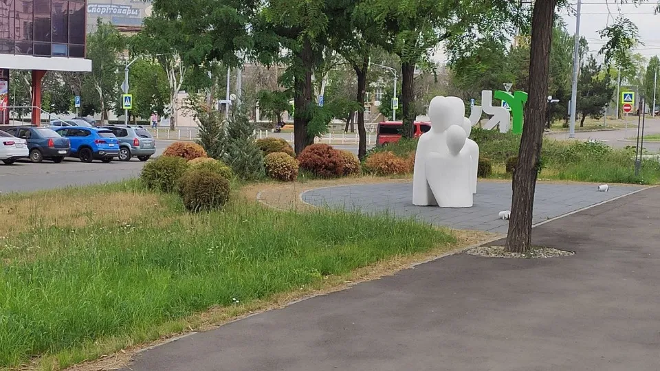 Сквер молодят Луганськ