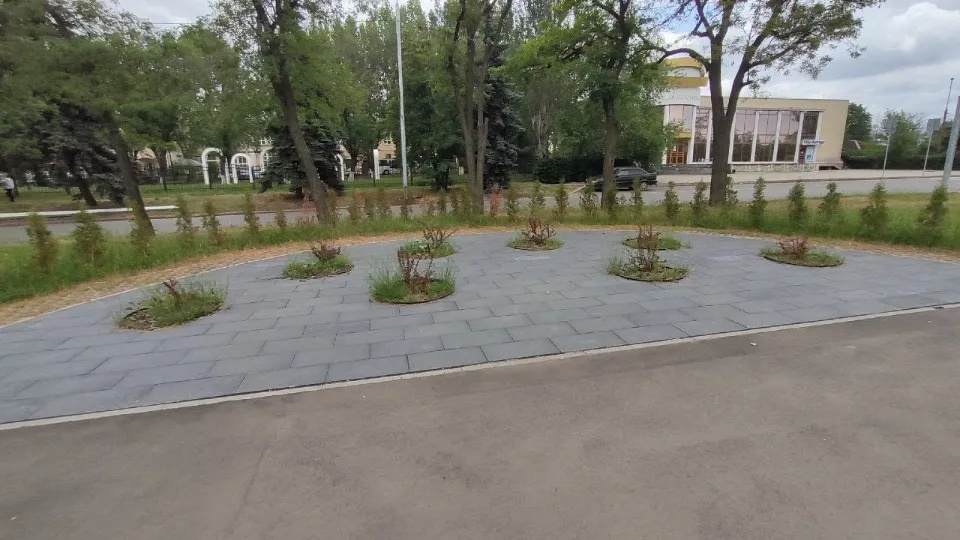 Сквер молодят Луганськ