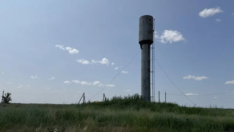 Водонапірна вежа в прифронтовій Сергіївці