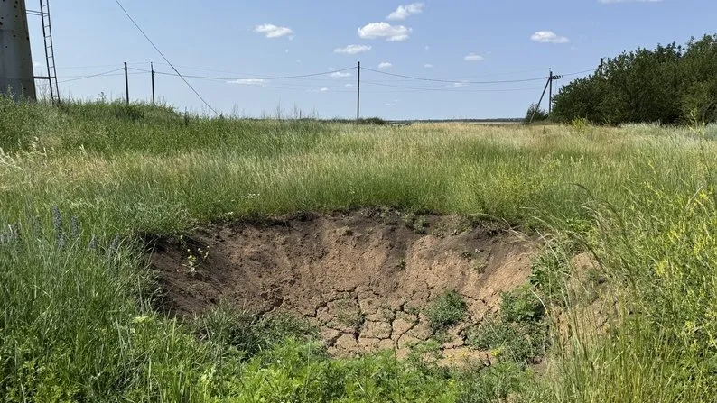 Вирва біля водонапірної вежі в прифронтовій Сергіївці