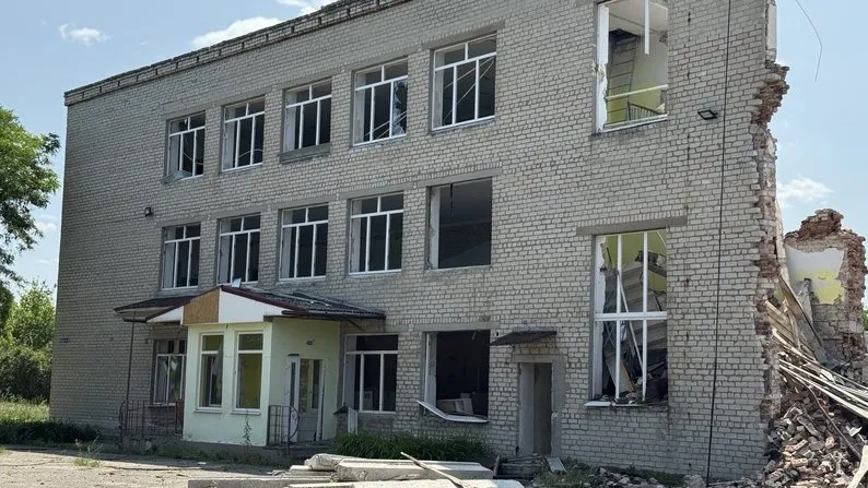 Зруйнована школа в прифронтовій Сергіївці