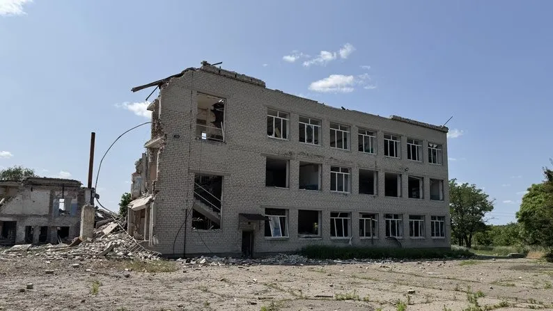 Зруйнований дитсадок у прифронтовій Сергіївці