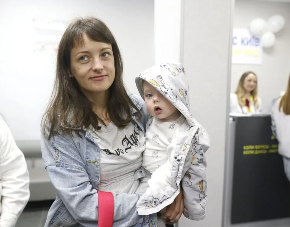 впо переселенці біженці люди сім'я матір дитина