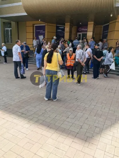 черги в Донецьку до офісу мобільного оператора Фенікс