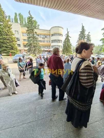 черги в Донецьку до офісу мобільного оператора Фенікс