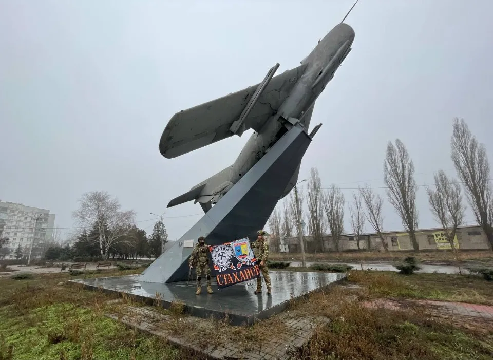 Бахмут, Східний з побратимом Віталієм Овчаренком з банером Стаханов. З архіву Артема Карякіна