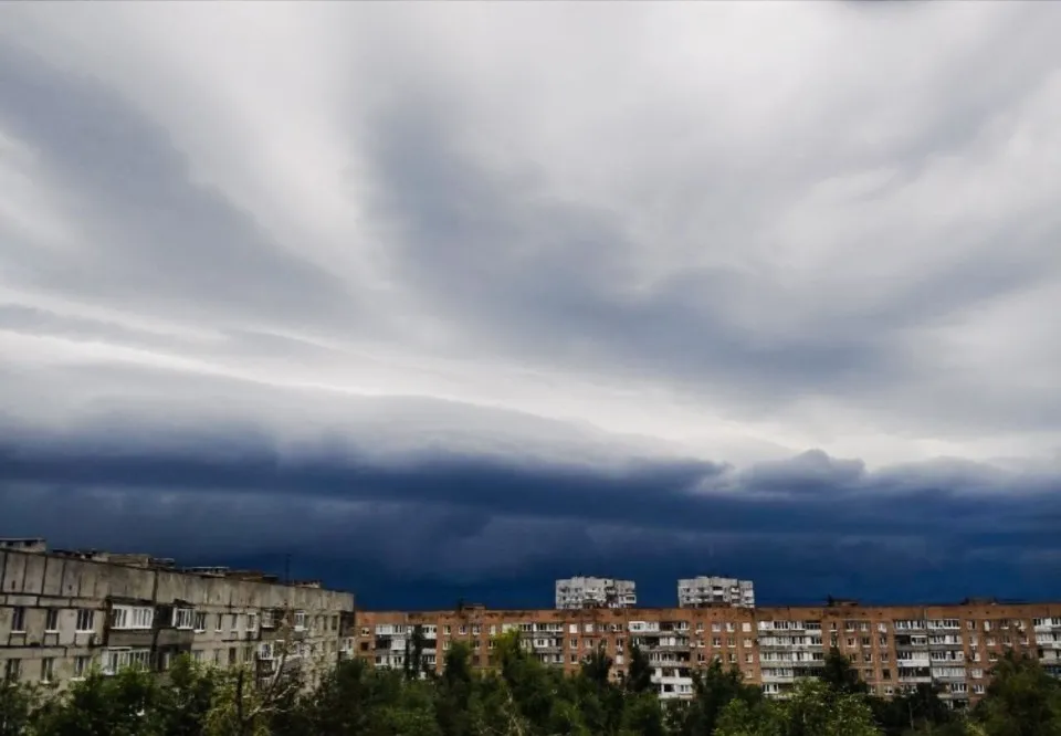 Небо над мікрорайоном Текстильник в окупованому Донецьку