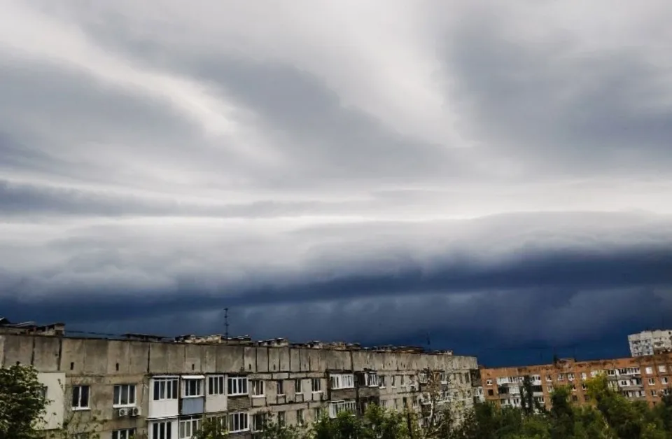 Небо над мікрорайоном Текстильник в окупованому Донецьку