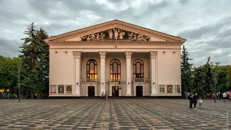 Фото Маріупольського театру у мирні часи Євгена Сосновського