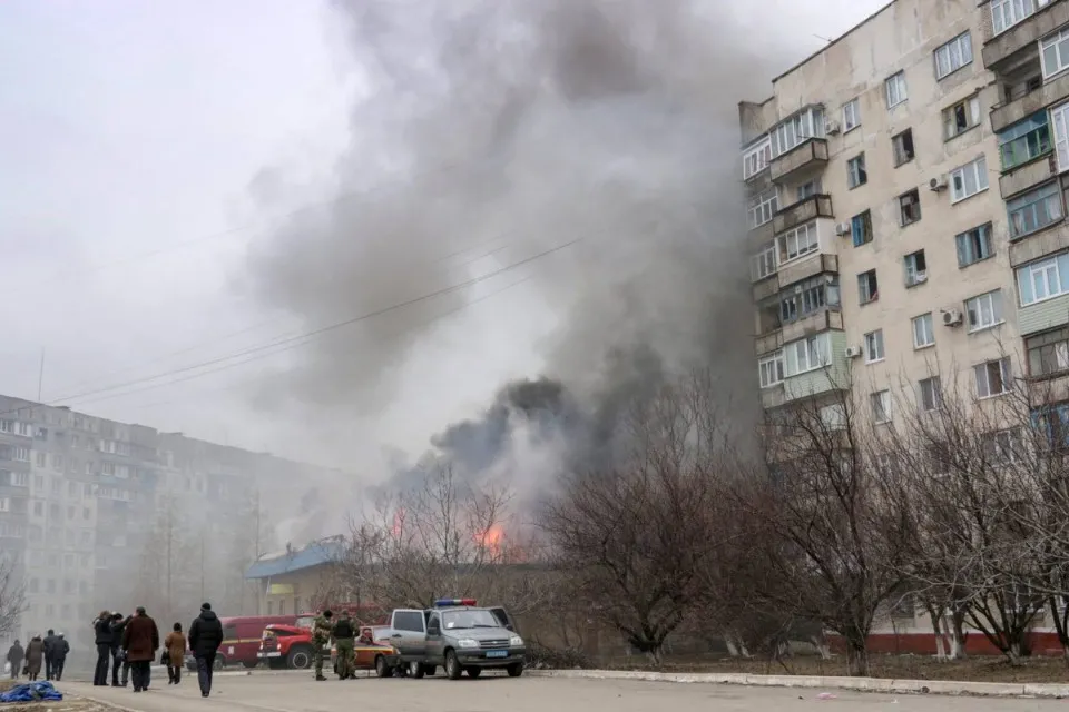 Наслідки обстрілу російськими «Градами» мікрорайону «Східний» у Маріуполі. Фото: Сергій Ваганов