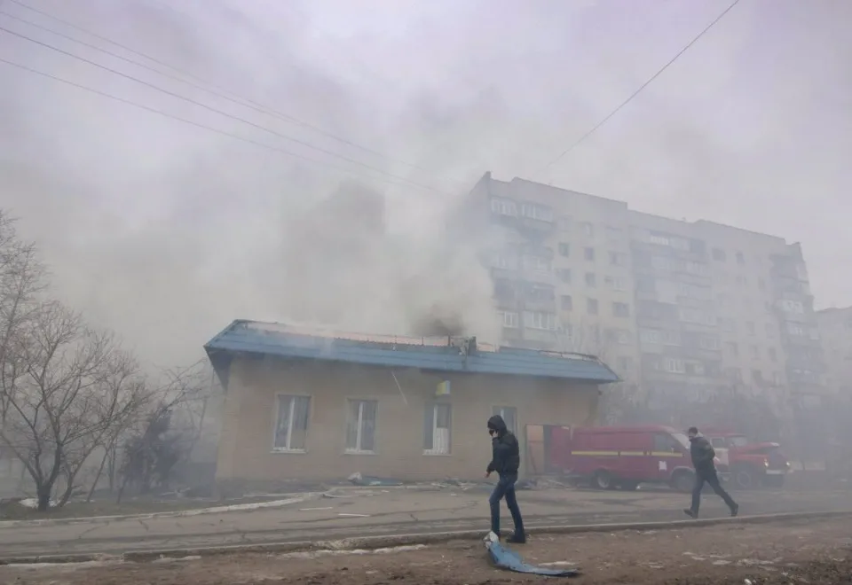 Наслідки обстрілу російськими «Градами» мікрорайону «Східний» у Маріуполі. Фото: Сергій Ваганов