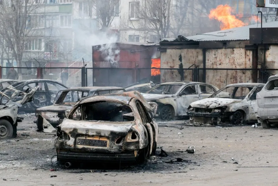 Наслідки обстрілу російськими «Градами» мікрорайону «Східний» у Маріуполі. Фото: Сергій Ваганов
