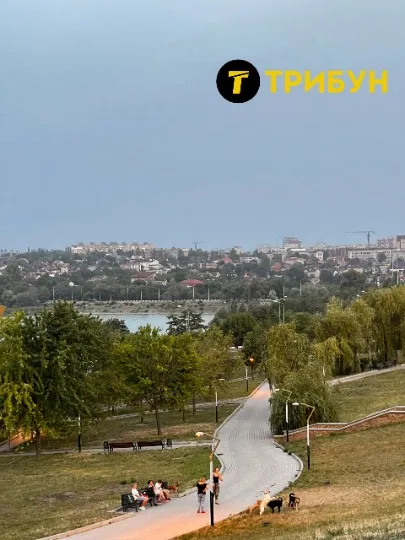 Вигляд на Донецьк увечері з парку біля “Донбас Арени”