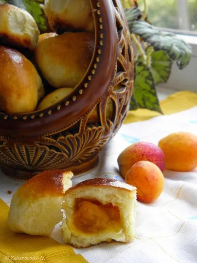 Духові пиріжки з абрикосами