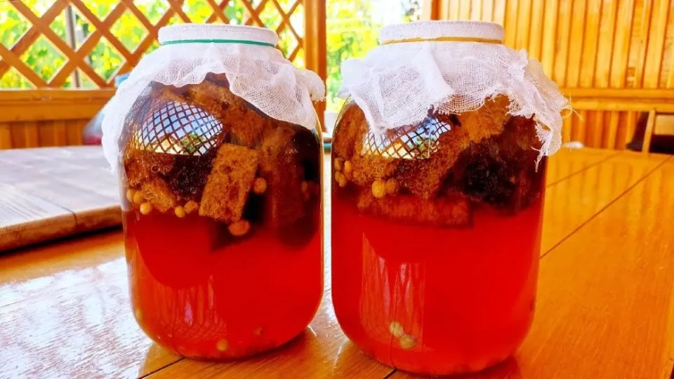 Домашній квас з родзинками