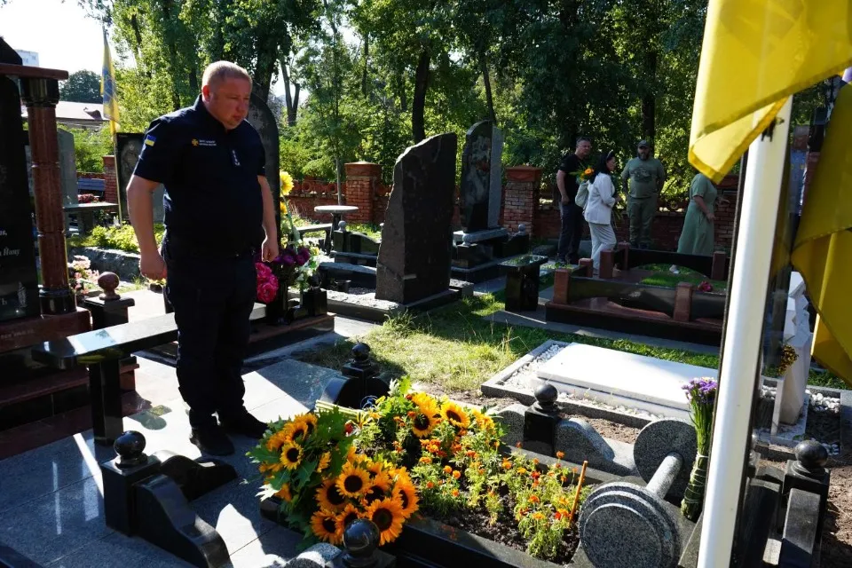День пам’яті героїв: очільник Луганщини поклав квіти до могил захисників України