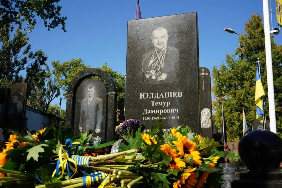 День пам’яті героїв: очільник Луганщини поклав квіти до могил захисників України