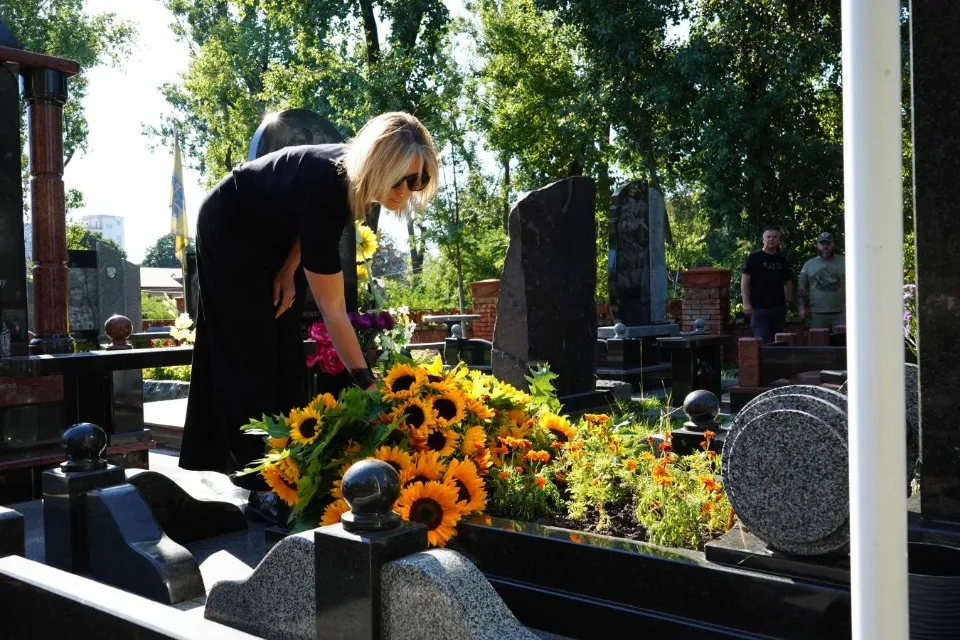 День пам’яті героїв: очільник Луганщини поклав квіти до могил захисників України