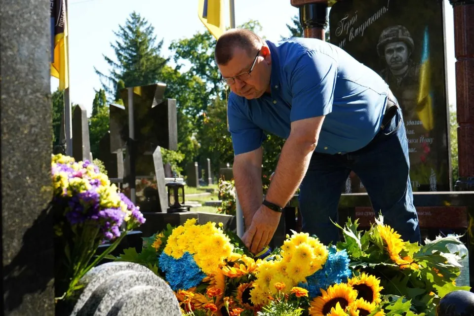 День пам’яті героїв: очільник Луганщини поклав квіти до могил захисників України