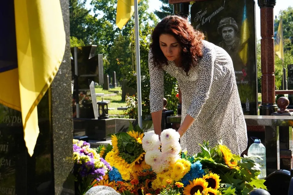 День пам’яті героїв: очільник Луганщини поклав квіти до могил захисників України