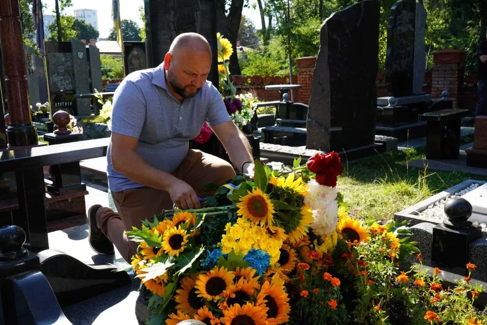 День пам’яті героїв: очільник Луганщини поклав квіти до могил захисників України