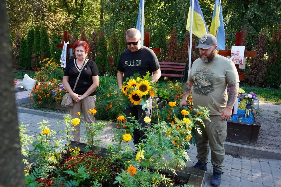 День пам’яті героїв: очільник Луганщини поклав квіти до могил захисників України