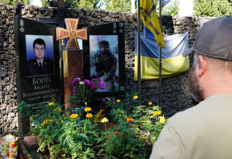 День пам’яті героїв: очільник Луганщини поклав квіти до могил захисників України