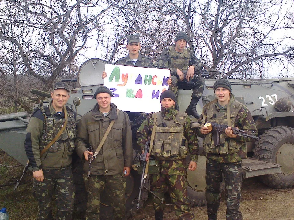 Оборонці Луганського аеропорту з допомогою від луганських активістів, квітень 2014