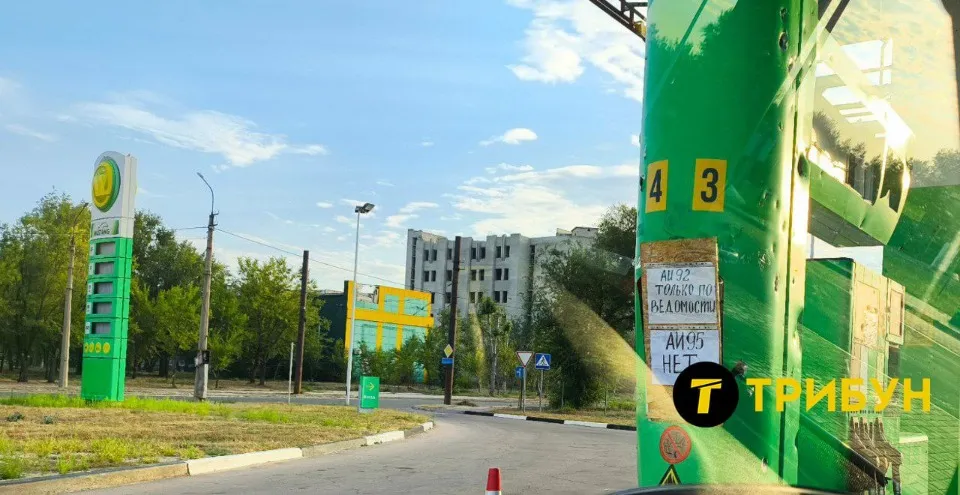 Повідомлення жителів про ситуацію із бензином та фото АЗС на вул. Новікова