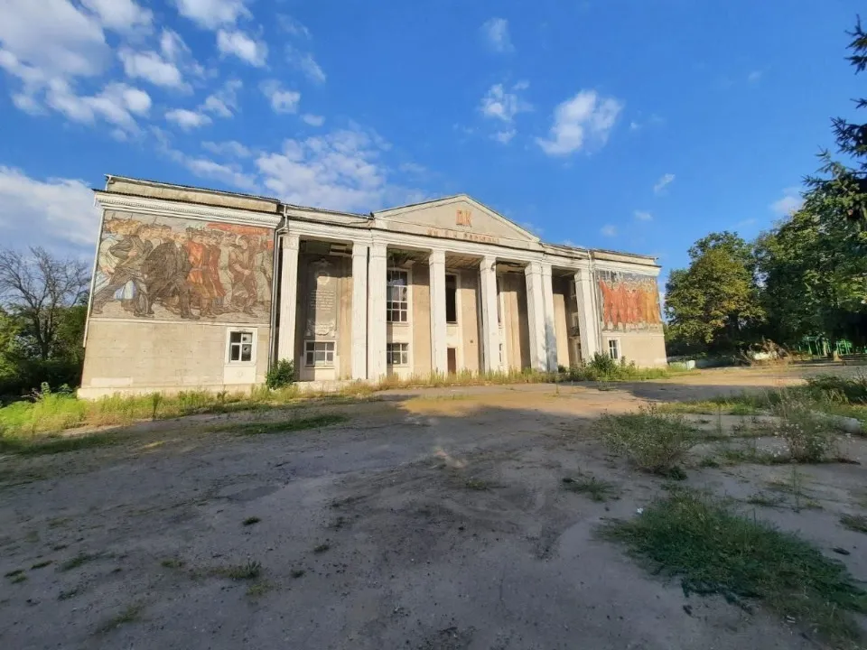 Палац культури ім. Сосюри в окупованому Лисичанську. Серпень 2025 р.