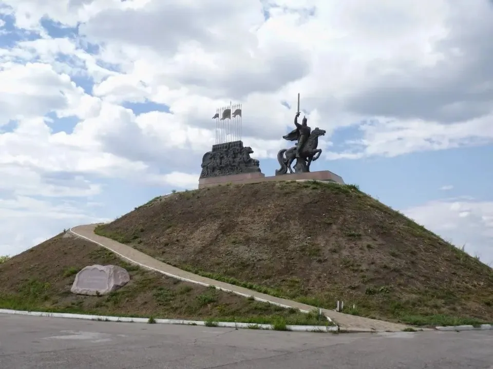 Пам'ятник Князю Ігорю в Станиці Луганській, 2023 рік, джерело: Локальна історія