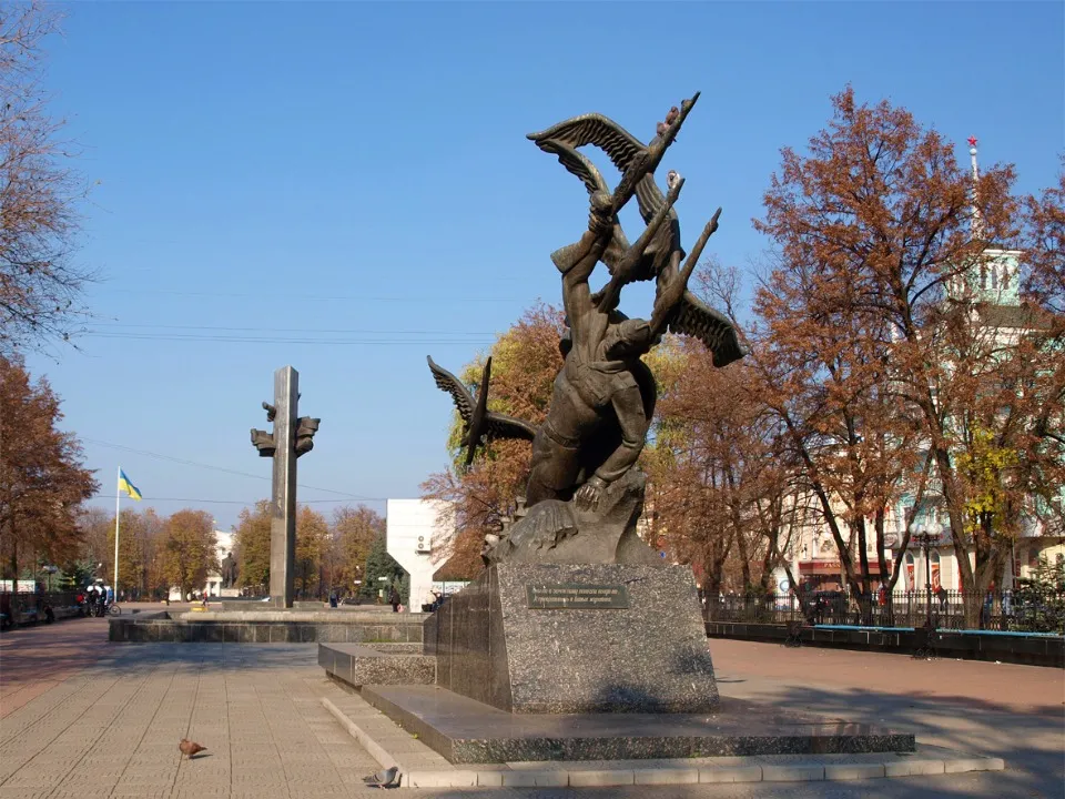Пам'ятник “Журавлі”, Луганськ. Джерело: uk.wikipedia.org