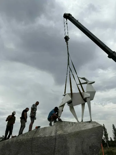 Евакуація статуї оленя з Покровська, з архіву Леоніда Марущака