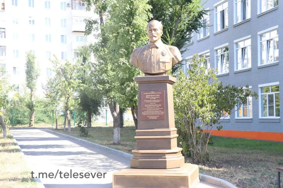 Бюст Дзержинського поблизу 17 школи, який відкрили росіяни із колаборнатами та табличка на бюсті.