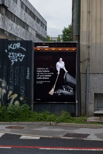 Банер в Словенії на згадку про трагедію Маріупольського драмтеатру. Фото: Валерія Мовчан