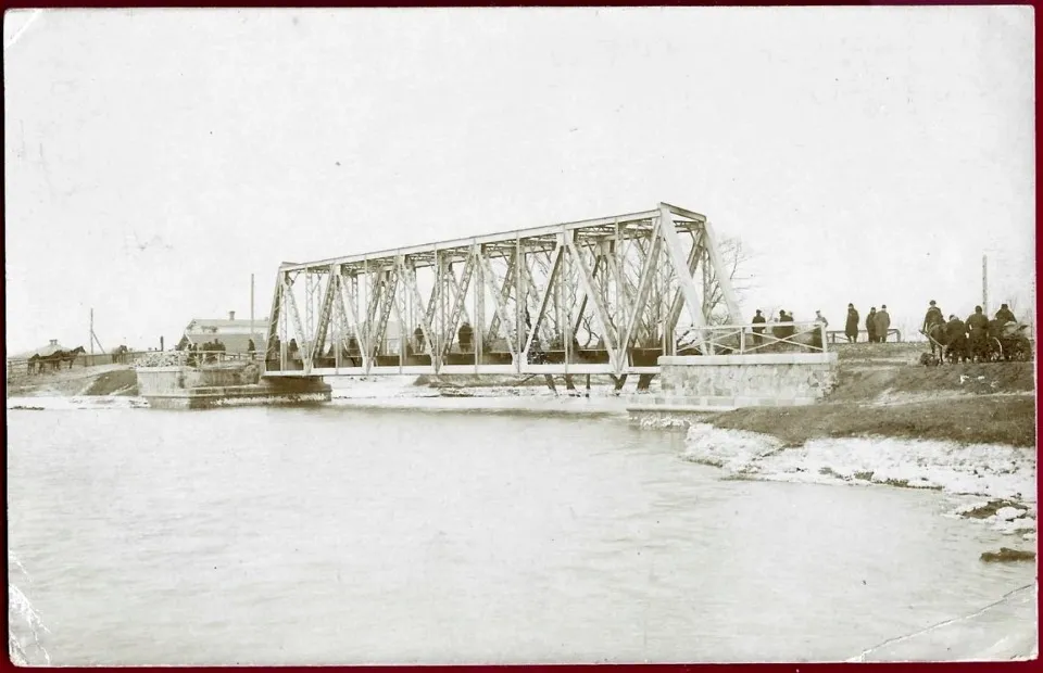 Міст через Луганку. Розлив Луганки в 1908 році. Фото: соцмережі “Луганськ, світлини ХХ сторіччя”